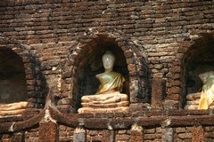 One of the few remaining Buddha statues at Wat Chang Lom