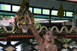 Our unintelligible guide at the Kraton