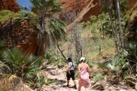 Sophia and Jana hiking to Echidna Chasm